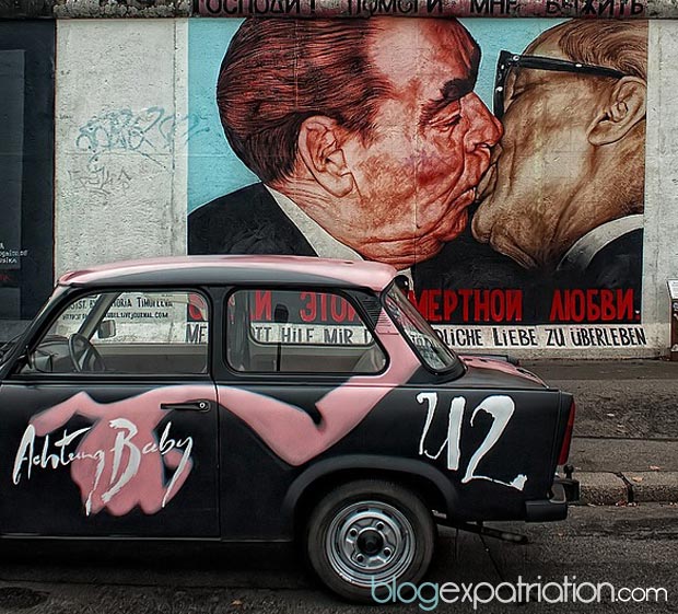 L’East Side Gallery est un morceau du Mur de Berlin, le long de la Spree, qui mesure 1.3 km de long et qui sert de support à une exposition d’oeuvres d’art en plein air et accessible à tous.
