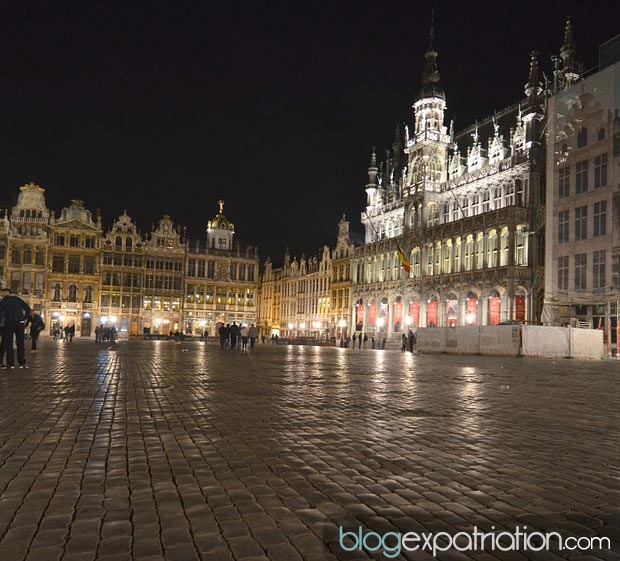 Expatrié en Belgique - La Grand-Place est la place centrale de Bruxelles. Mondialement renommée pour sa richesse ornementale, elle est bordée par les maisons des corporations, l'hôtel de Ville et la Maison du Roi. 