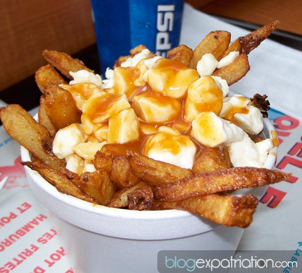 La poutine est un mets d’origine québécoise constitué de frites et de fromage en grains que l’on recouvre généralement d'une sauce brune.