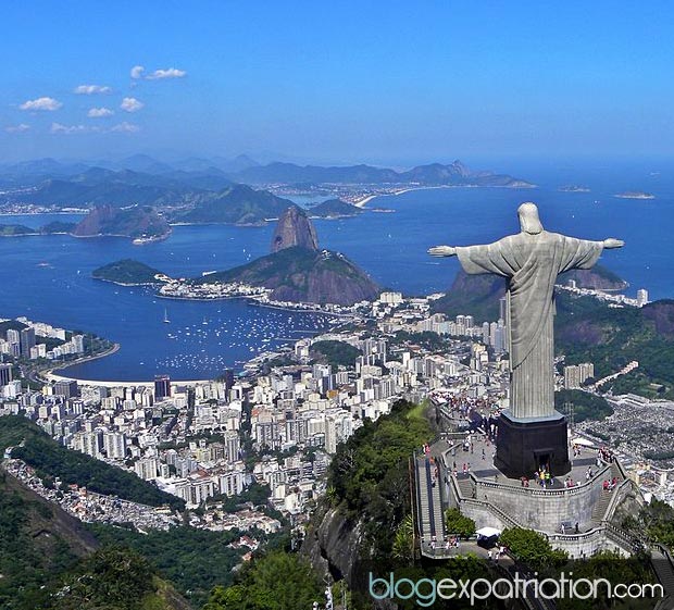 Le Christ Rédempteur est une grande statue du Christ dominant la ville de Rio de Janeiro au Brésil, du haut du mont du Corcovado