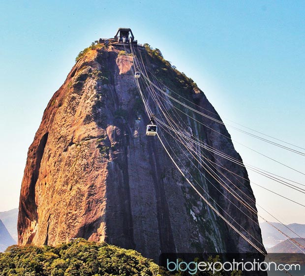 Le mont du Pain de Sucre, ou simplement le Pain de Sucre, est un pic situé dans la ville de Rio de Janeiro au Brésil. Il culmine à 396 mètres d'altitude et est accessible par un téléphérique.