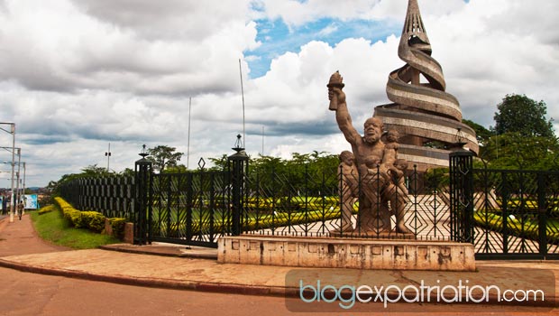 Vivre au Cameroun : Principal monument de Yaoundé, le Monument de la Réunification est une oeuvre composite qui symbolise toute l’histoire de la formation du Cameroun,