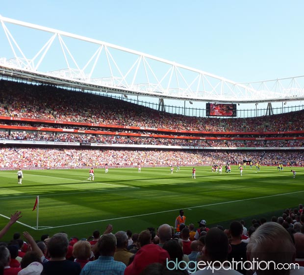 Expat à Londres : L'Emirates Stadium est un stade de football situé dans le nord de Londres, à Highbury dans le borough londonien d'Islington. Arsenal Football Club, club de Barclays Premier League, y évolue depuis juillet 2006