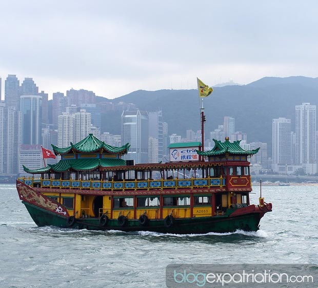 Hong Kong, officiellement Région administrative spéciale de Hong Kong de la République populaire de Chine, est la plus grande et la plus peuplée des deux régions administratives spéciales de la République populaire de Chine, l'autre étant Macao