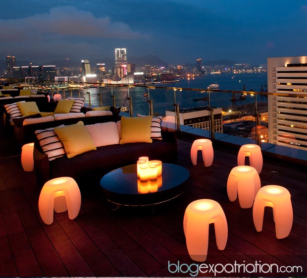 Le rooftop du Sevva, un bar en plein centre, au milieu des gratte-ciels avec une vue assez dingue sur toutes les illuminations nocturnes.