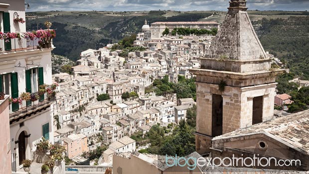 La Sicile est une région autonome d'Italie. L'île homonyme, qui compose cette région à 98 % est la plus grande île de la mer Méditerranée. Son chef-lieu est la ville de Palerme.