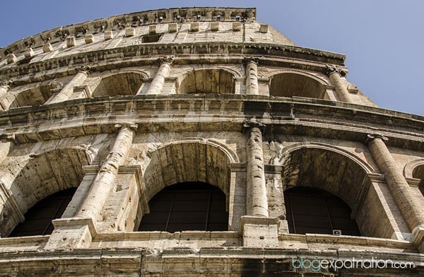 Le Colisée, à l'origine amphithéâtre Flavien, est un immense amphithéâtre ovoïde situé dans le centre de la ville de Rome, entre l'Esquilin et le Cælius, le plus grand jamais construit dans l'empire romain.