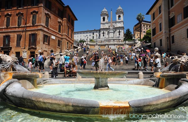 La place d'Espagne est une des principales place touristique de Rome en Italie, située dans le quartier des boutiques de luxe de Rome avec les via Condotti, via del Corso, via Borgognona