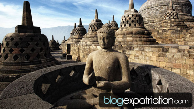 Le temple de Borobudur, en indonésien Candi Borobudur, est une importante construction bouddhiste, construite aux VIIIᵉ et IXᵉ siècles à l’époque de la dynastie Sailendra dans le centre de l’île de Java en Indonésie