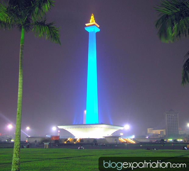 Le Monumen Nasional, abrégé en Monas, toponyme indonésien signifiant littéralement en français « monument national », est une tour de 137 mètres située à Jakarta au centre de la place Merdeka, la deuxième plus grande place publique du monde.