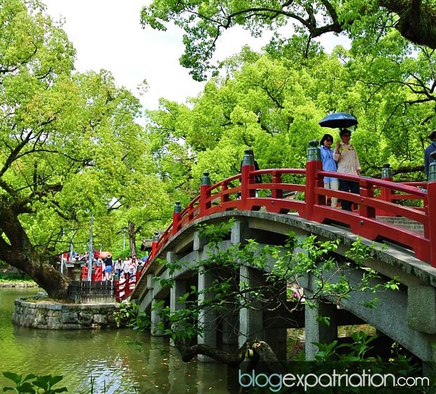 La petite ville de Dazaifu est célèbre pour son sanctuaire, consacré à la divine figure de la littérature et des examens : le poète Tenjin.