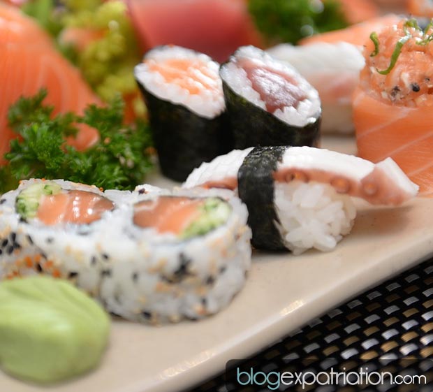 Partir vivre au Japon : Le sushi est un plat japonais composé d'un riz vinaigré appelé shari combiné avec un autre ingrédient appelé neta qui est habituellement du poisson cru ou des fruits de mer