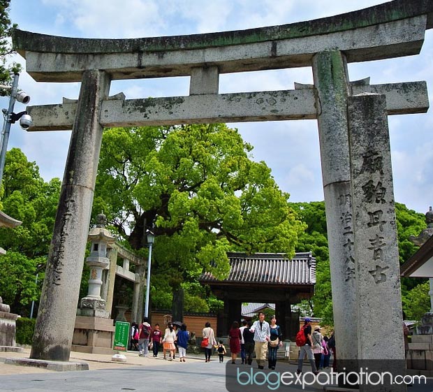 Vivre à Fukuoka : A l'entrée d'un sanctuaire se trouve un portail appelé torii et séparant l'enceinte sacrée de l'environnement profane