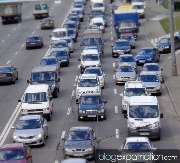 Pour ceux qui en ont la possibilité, prendre un taxi collectif ou le bus permet de prendre son mal en patience et ne pas gaspiller son énergie dans les bouchons.