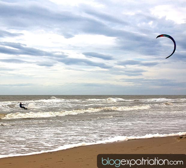 La Martinique également appelée « l’île aux fleurs » est un territoire où il fait bon vivre, principalement pour les adeptes de loisirs et d’activités de plein air comme la randonnée, la plongée, l’aviron ou encore le kitesurf.