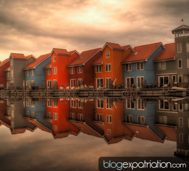 Les maisons et bâtiments colorés à Reitdiephaven, sur l'eau à Groningen
