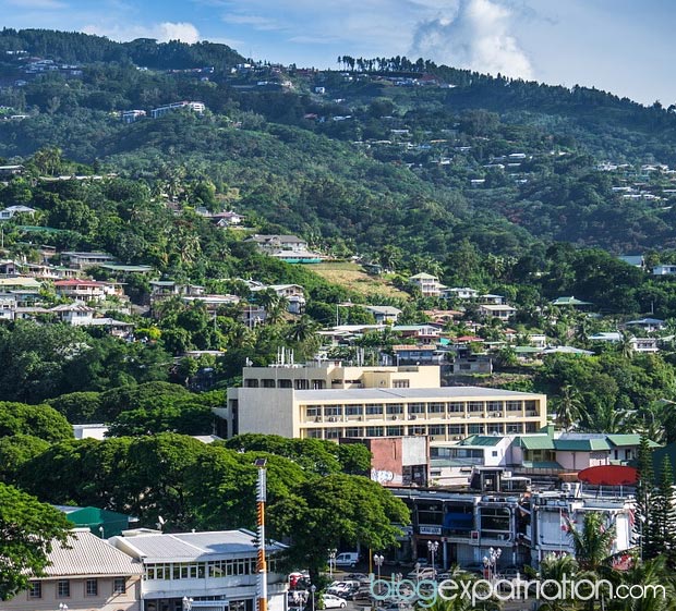 Papeete est le centre économique où se trouve établissements étatiques, entreprises privées, banques, magasins...