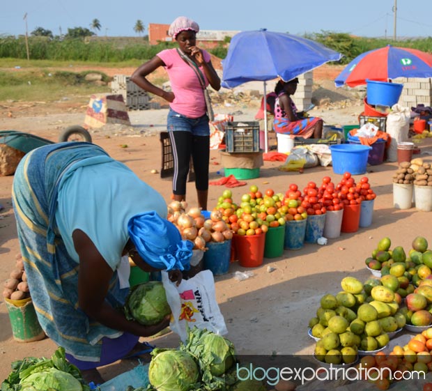 Un marché aux fruits et légumes à Luanda