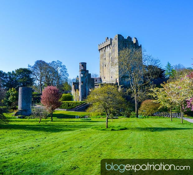 Expatriation en Irlande : Le château de Blarney est situé dans la petite ville de Blarney dans le Comté de Cork en Irlande. Le château date du XIᵉ siècle. Détruit en 1446, il a été reconstruit par Dermot McCarthy, Roi du Munster.