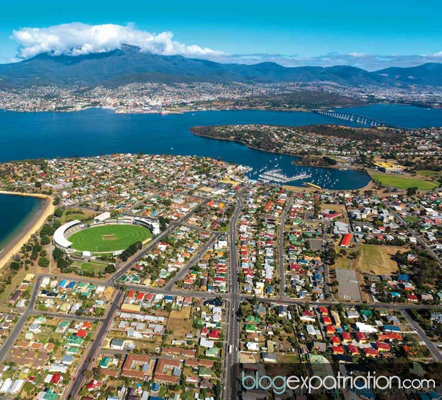 Hobart est le centre et la ville la plus peuplée de l’État de Tasmanie, en Australie. En 2014 elle comptait 200 000 habitants.