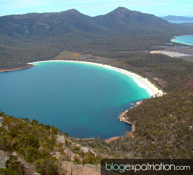 Expatriation en Tasmanie : Découvrez la baie de Wineglass, l'une des 10 plus belles plages du monde, située près de Hobart