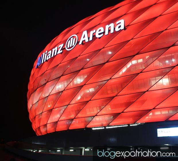 L'Allianz Arena ou Fußball Arena München, surnommée le « Schlauchboot » en raison de son aspect, est un stade de football situé au nord de Munich, la capitale du Land de Bavière en Allemagne.