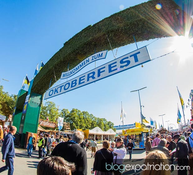 Expat en Allemagne : L’Oktoberfest (« fête d'octobre » en allemand) est une fête de la bière se déroulant à Munich en Allemagne. Elle commence systématiquement le premier samedi de la deuxième quinzaine de septembre à midi exactement